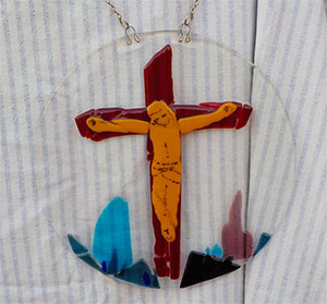 Glas-in-loodraam met afbeelding van het kruis